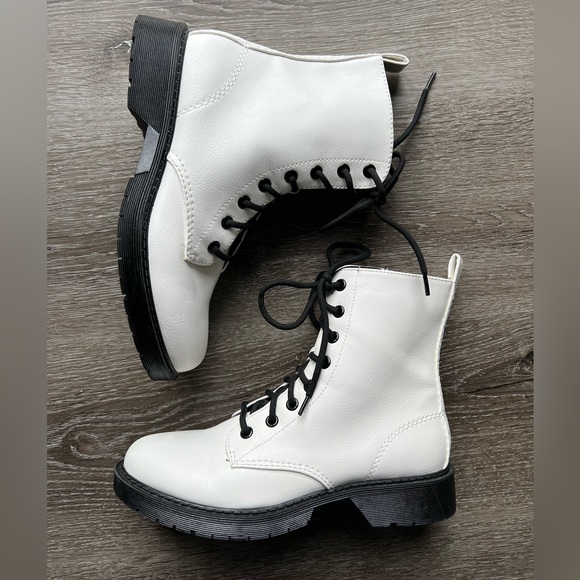 Time and Tru Shoes - NWOT White with Black Sole Time and Tru Boots Size 7